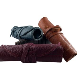 Porta penne in pelle – chiusura arrotolata con il laccio