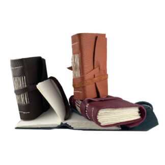 Diario in pelle “CARAVAGGIO”  –  in carta fatta a mano, con baltina in pelle e chiusura con il laccio