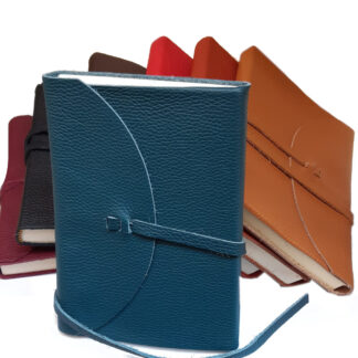 Libro firma in pelle “POETA”– chiusura con baltina in pelle e  laccio