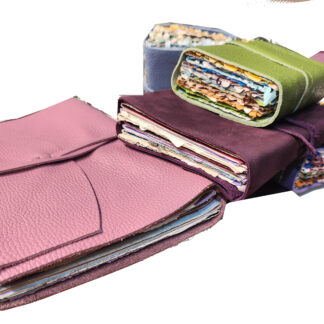 Diario in pelle “MICHELANGELO” – in carta semi-artigianale colorata, con orli sfrangiati a mano e quindi frastagliati.