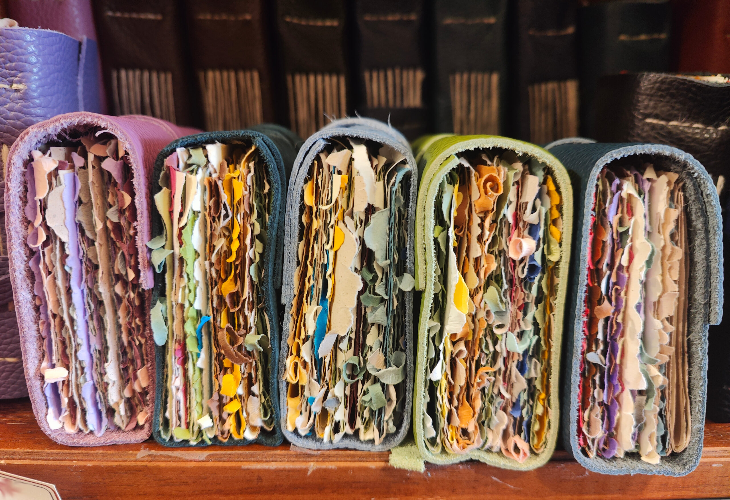 Diario in pelle “MICHELANGELO” – in carta semi-artigianale colorata, con orli sfrangiati a mano e quindi frastagliati. - immagine 30