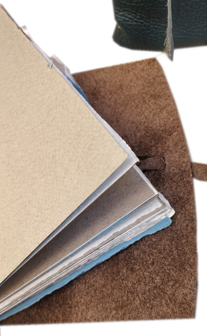 Diario in pelle “MICHELANGELO” – in carta semi-artigianale colorata, con orli sfrangiati a mano e quindi frastagliati. - immagine 8