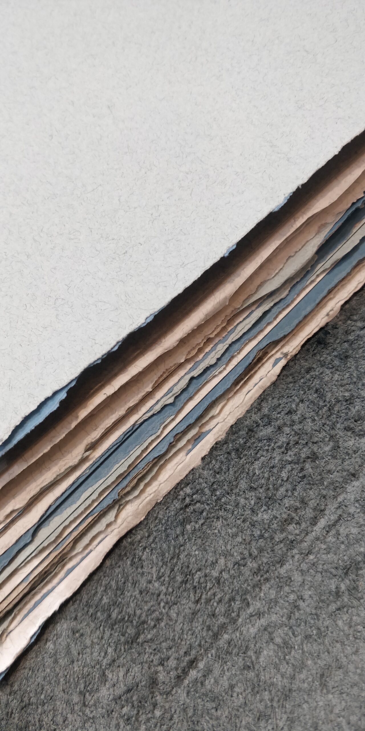 Diario in pelle “MICHELANGELO” – in carta semi-artigianale colorata, con orli sfrangiati a mano e quindi frastagliati. - immagine 9